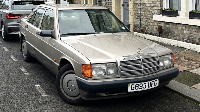 Smoke Silver Mercedes-Benz 190 E Spotted in Jesmond, Newcastle upon Tyne! *Walkaround*
